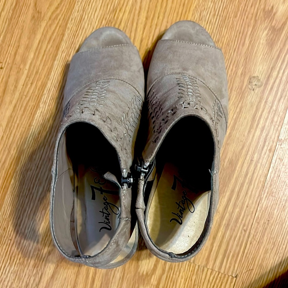 Vintage 7 Eight women’s tan sling back heels